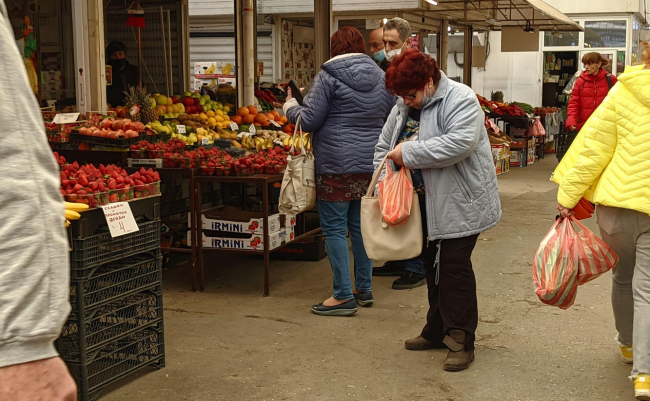 На варненския пазар "Чаталджа" наложените мерки са само пожелателни