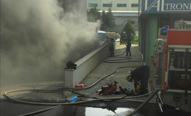 Голям пожар гори в магазин за бяла и черна техника в Бургас