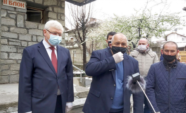 Бойко Борисов аплодира медиците в поликлиниката в Банско 