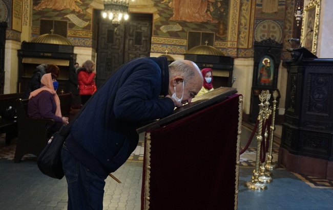 Във варненската Катедрала богомолци продължават да целуват иконите