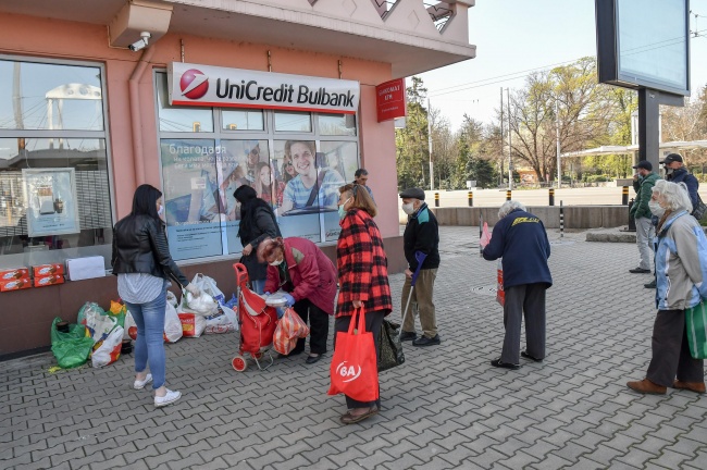  Доброволци раздават храна и козунаци на Орлов мост в София