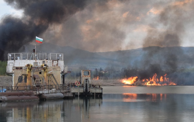 Голям пожар гори край езерото Чепинци