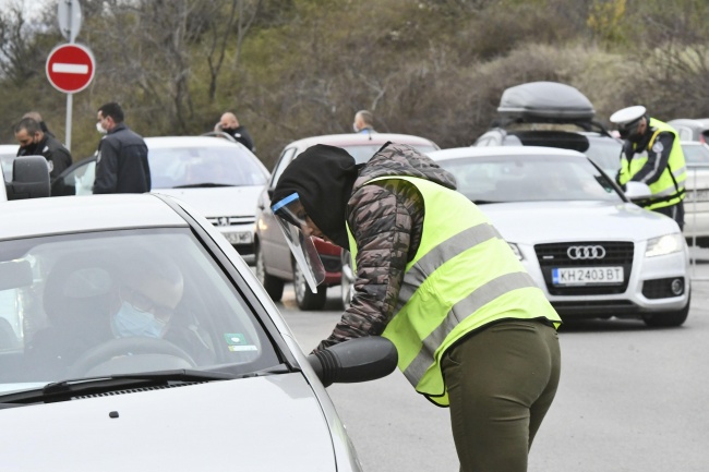 Полиция и таксита очакват пристигащите в София