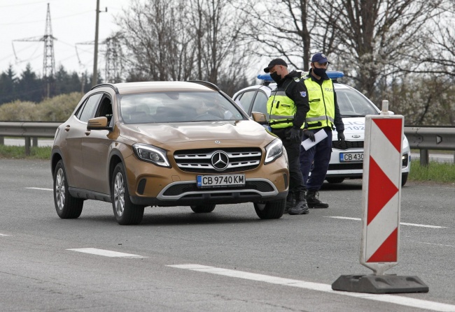 Полиция и таксита очакват пристигащите в София