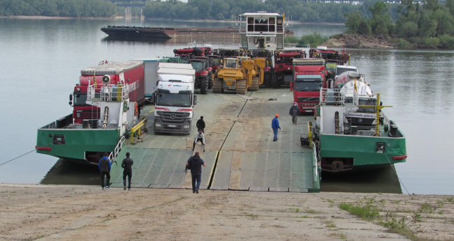 Докараха по река Дунав в Русе верижни машини за "Балкански поток"