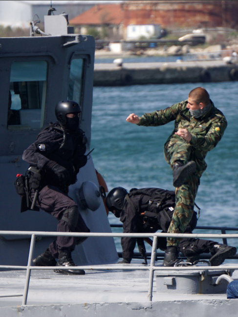 ВМС демонстрираха умения пред Морска гара Варна