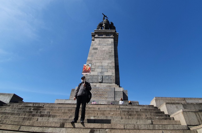 Граждани поднесоха цвета пред Паметника на Съветската армия в София