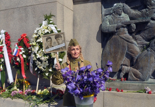 Руски граждани поднесоха венци пред паметника на Альоша в Бургас