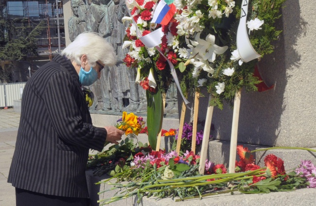Руски граждани поднесоха венци пред паметника на Альоша в Бургас