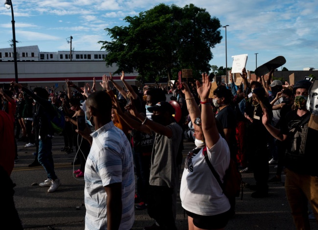 Протести в Минеаполис заради полицейско убийство с расови мотиви