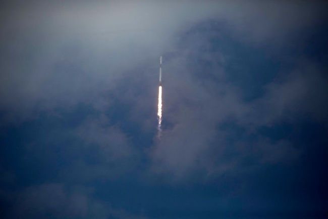 Пилотираният кораб на SpaceX с двама астронавти беше изстрелян в орбита