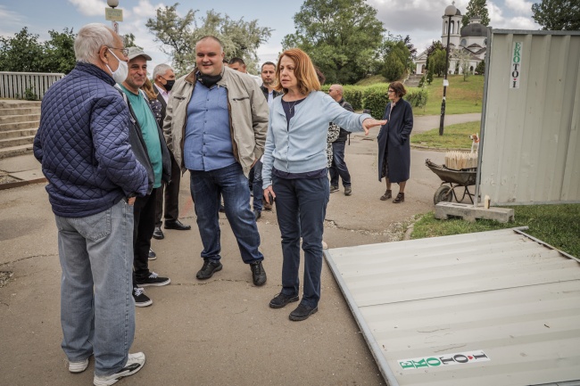 Йорданка Фандъкова провери организацията на работа за изграждане на фитнес на открито в парка в ''Дружба''