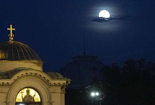 Частичното лунно затъмнение над София