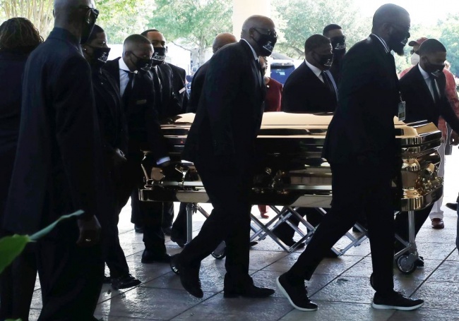 Ковчегът с тялото на Джордж Флойд пристигна в църква в Хюстън за последно обществено възпоменание