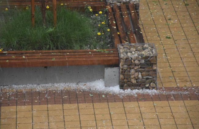 Гръмотевична буря с едра градушка удари центъра на Ловеч