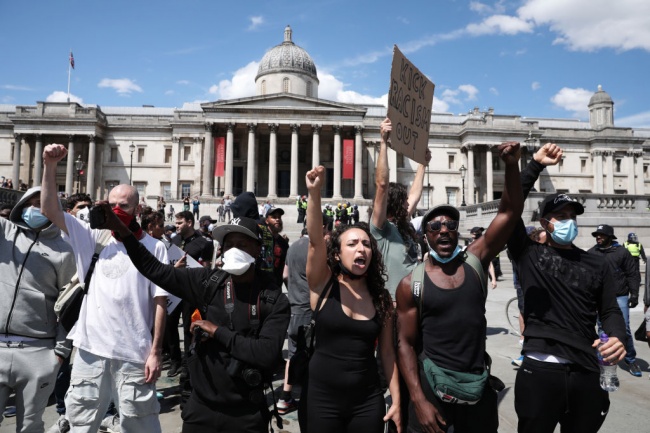 Сблъсъци между крайнодесни протестиращи и полиция на площад Трафалгар в Лондон