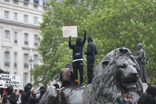 Сблъсъци между крайнодесни протестиращи и полиция на площад Трафалгар в Лондон