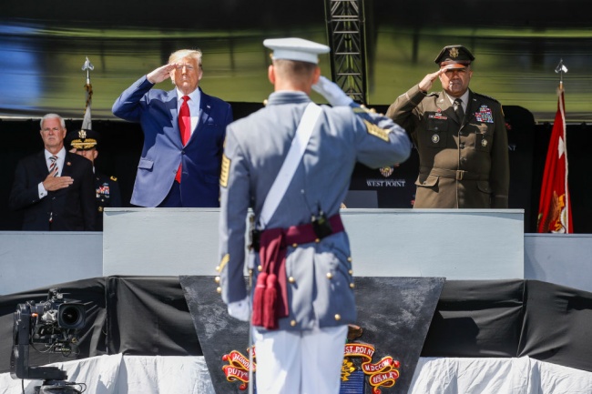 Президентът на САЩ Доналд Тръмп посети военната академия ''Уест пойнт''