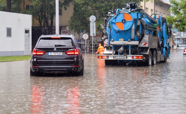 Дъжд наводни редица улици във Варна и създаде проблем с трафика