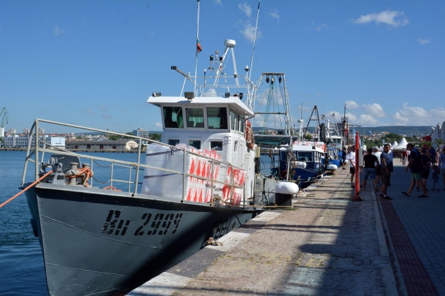 Изложба за живота на рибарите подредиха на Морска гара Варна