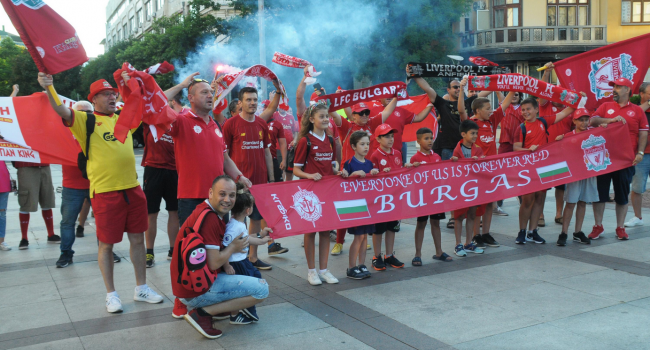Бургаски фенове на Ливърпул отпразнуваха шампионската титла с парад