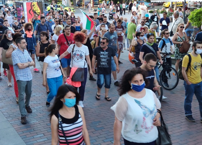 Варненци се събраха на протест пред общината