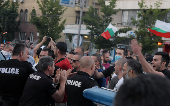 Сблъсъци между протестиращи срещу правителството и полиция