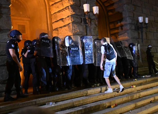 Напрежение по време на снощния протест в София