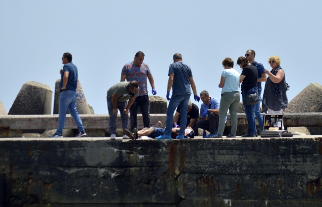 Труп на мъж е намерен в морето във Варна