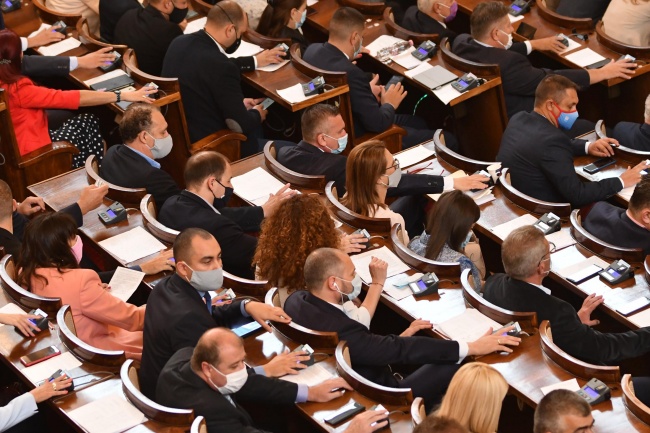 Парламентът гласува рокадите в кабинета „Борисов 3”