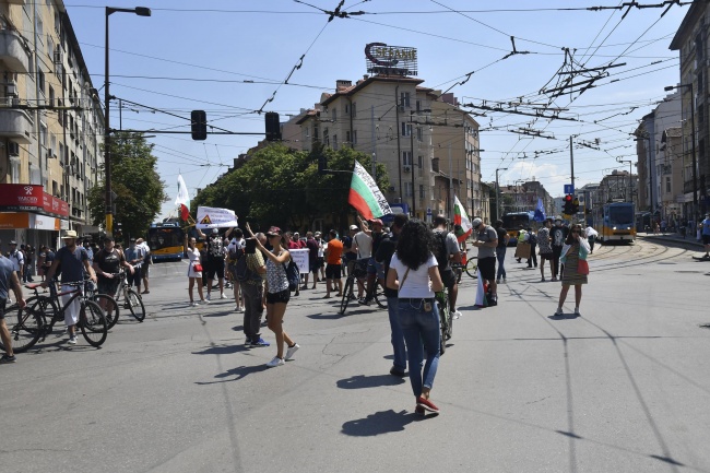 Протестиращи блокираха движението в София