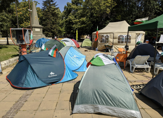 И палатковият лагер във Варна е преместен
