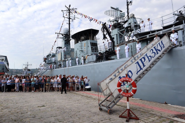 Зрелищни демонстрации за празника на ВМС във Варна