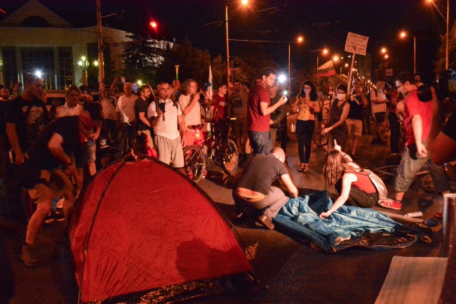 Протестиращите издигнаха нова блокада, този път при Румънското посолство