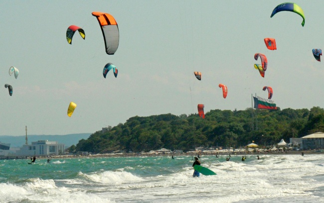 Кайтсърфисти тренират за две състезания в Бургаския залив