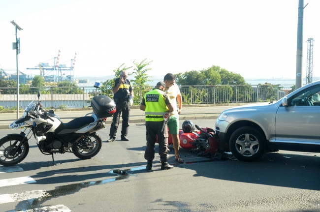 Лек автомобил и мотоциклет катастрофираха в Бургас