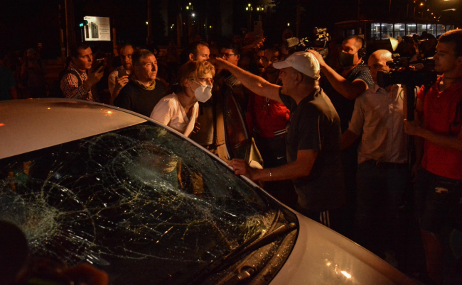 Инцидент на бул. Ситняково между протестиращи и жена, опитала да пробие блокадата с автомобила си 