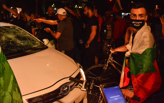 Инцидент на бул. Ситняково между протестиращи и жена, опитала да пробие блокадата с автомобила си 