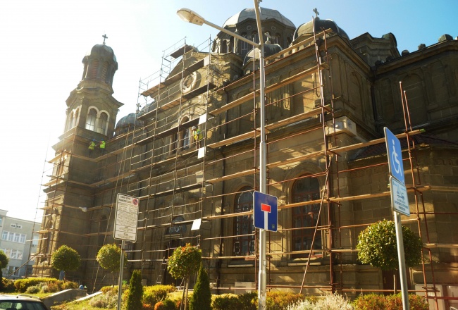 Реставрират вековният катедрален храм Св. св. Кирил и Методий в Бургас
