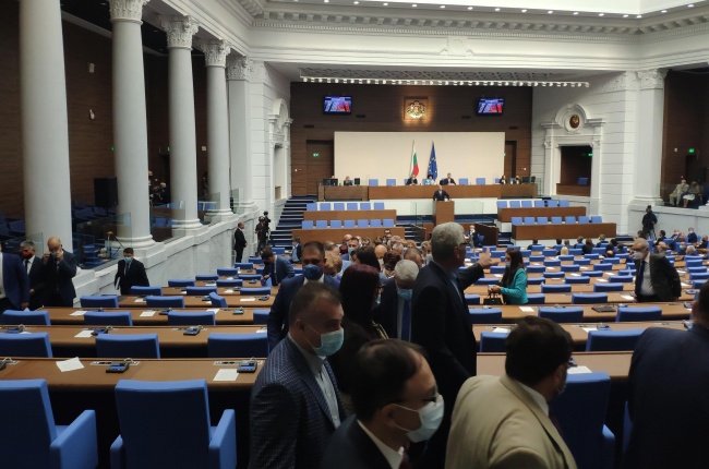 ГЕРБ и ОП напуснаха парламентарната зала в началото на словото на Радев от трибуната