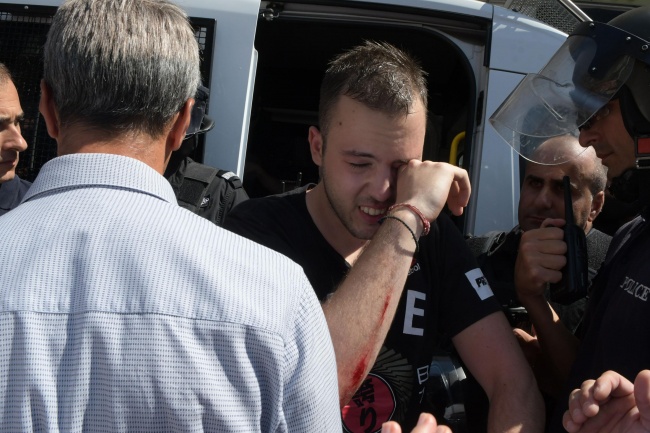 Полицията арестува и пусна младеж след масиран натиск