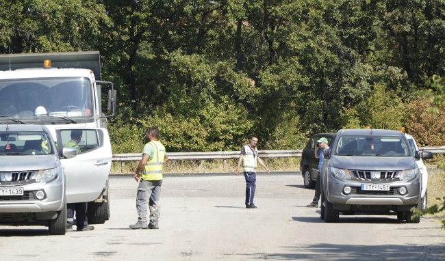 Челен удар между лек автомобил и камион затвори частично пътя Хасково-Кърджали
