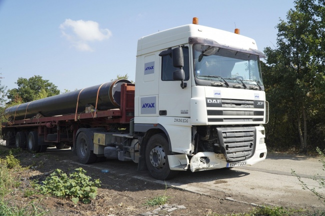 Челен удар между лек автомобил и камион затвори частично пътя Хасково-Кърджали