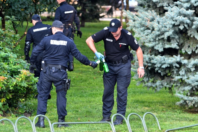 Полицията направи пълна оборка на градинките около Партийния дом