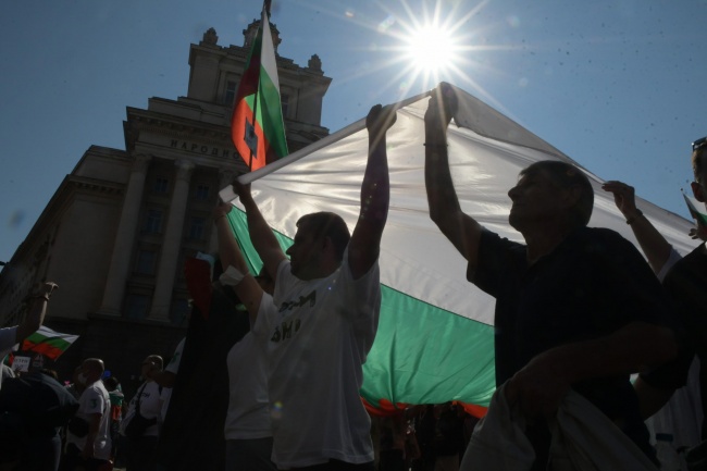 Протестиращите разпънаха пред Министерски съвет 50 метров национален флаг, с който да посрещнат премиера