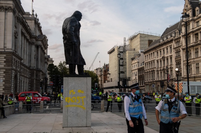 Паметникът на Чърчил в Лондон осквернен с графити