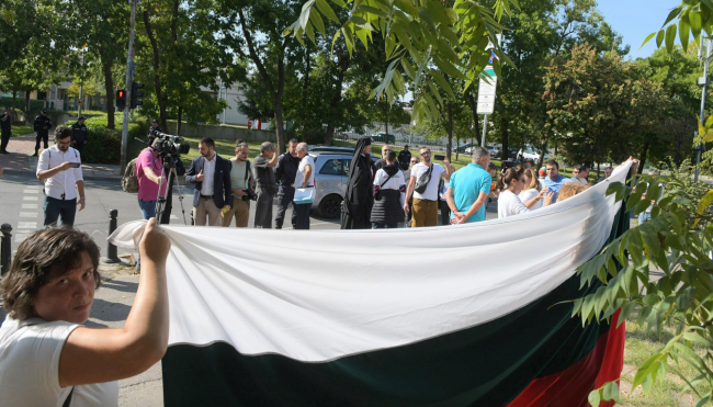 Протестиращи се събраха пред US посолството в София