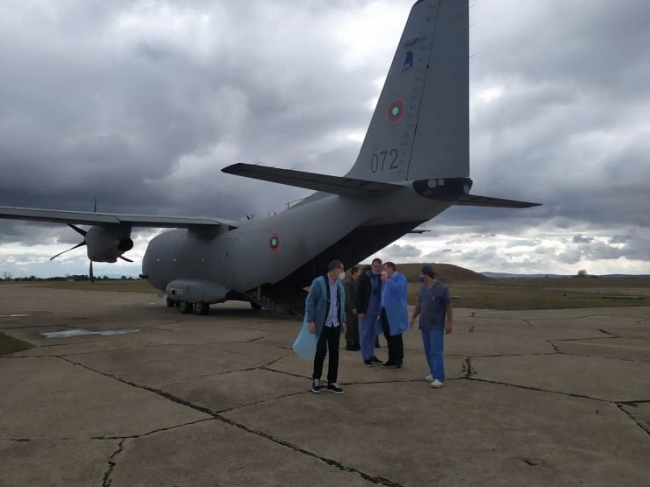 Военен салолет кацна на летище Безмер, за да транспортира до София двете жени