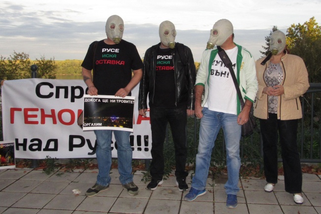 ''Докога ще ни тровите'' скандираха русенци пред РИОСВ