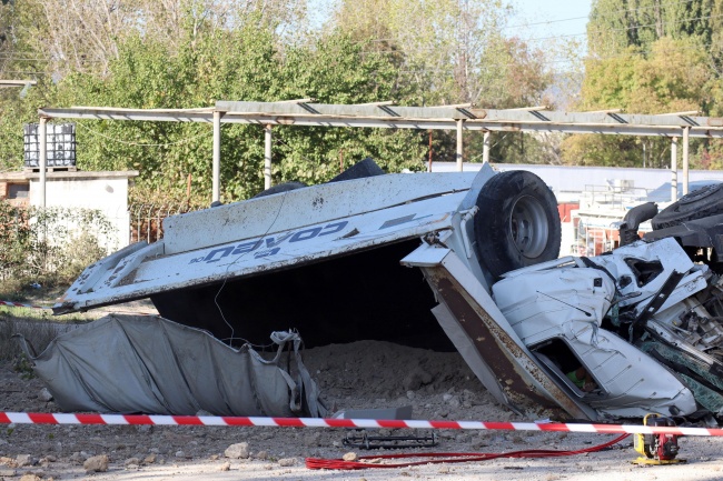 Камион падна от Аспаруховия мост във Варна, шофьорът загина на място